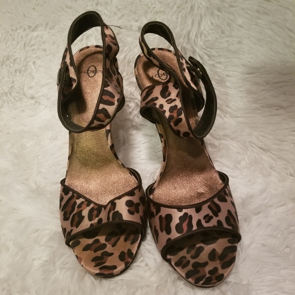 🎉 Beautiful Leopard Print Sandal - Picture 2 of 8